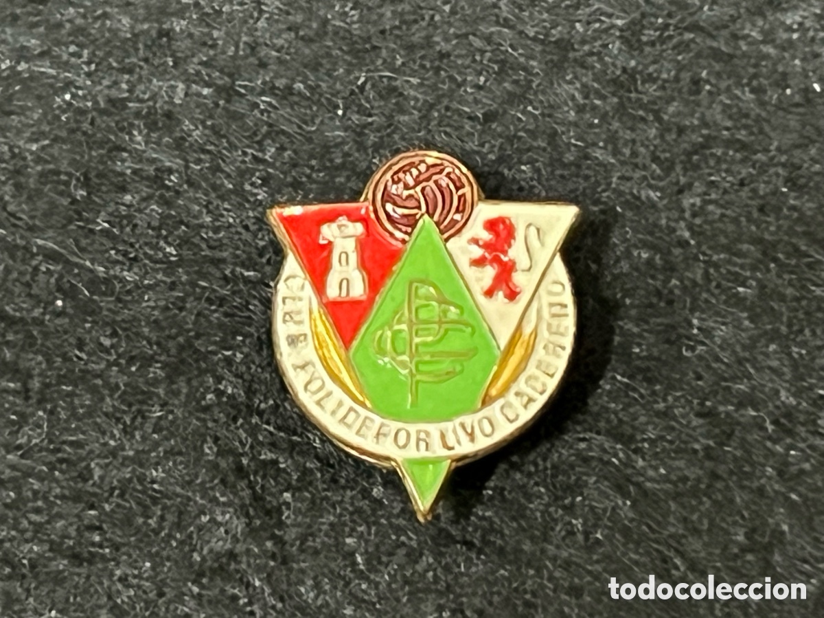 Coleccionismo deportivo: CLUB POLIDEPORTIVO CACERE&Ntilde;O INSIGNIA SOLAPA OJAL FUTBOL C&Aacute;CERES EXTREMADURA PIN.