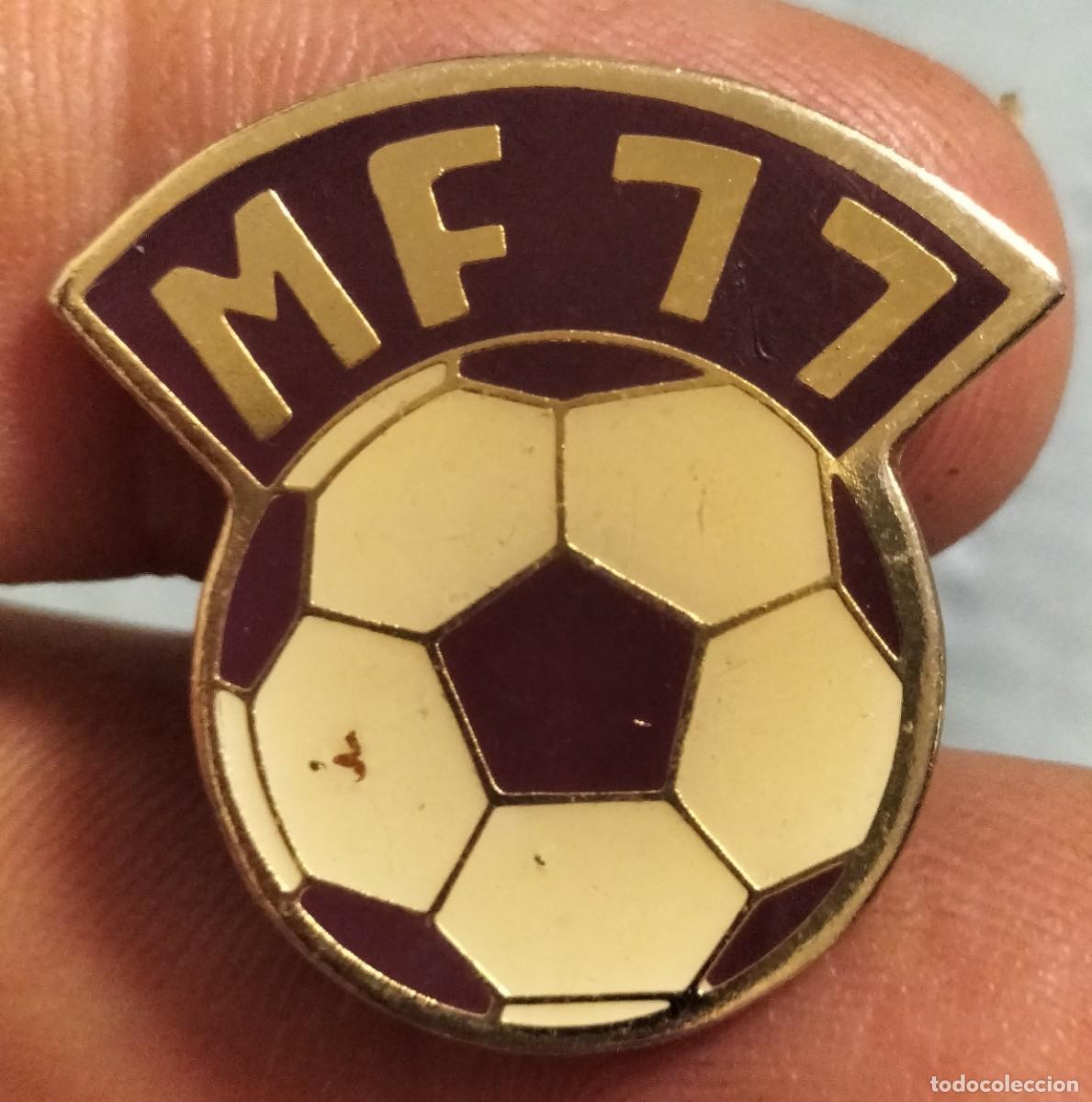 Coleccionismo deportivo: Pin de f&uacute;tbol vintage a identificar