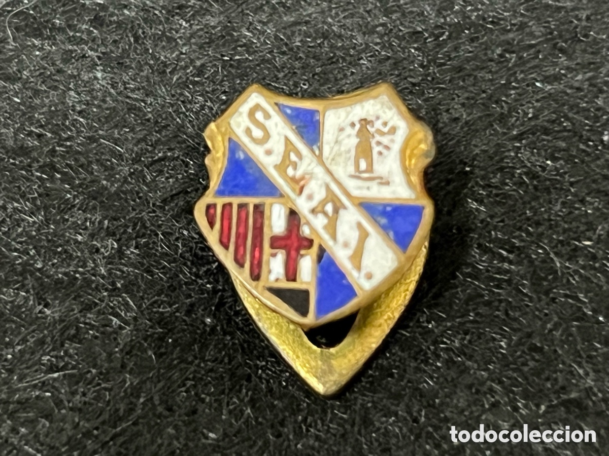 Coleccionismo deportivo: SOCIETAT ESPORTIVA ATENEU IGUALAD&Iacute; IGUALADA INSIGNIA ANTIGUA ESMALTADA SOLAPA OJAL PIN FUTBOL