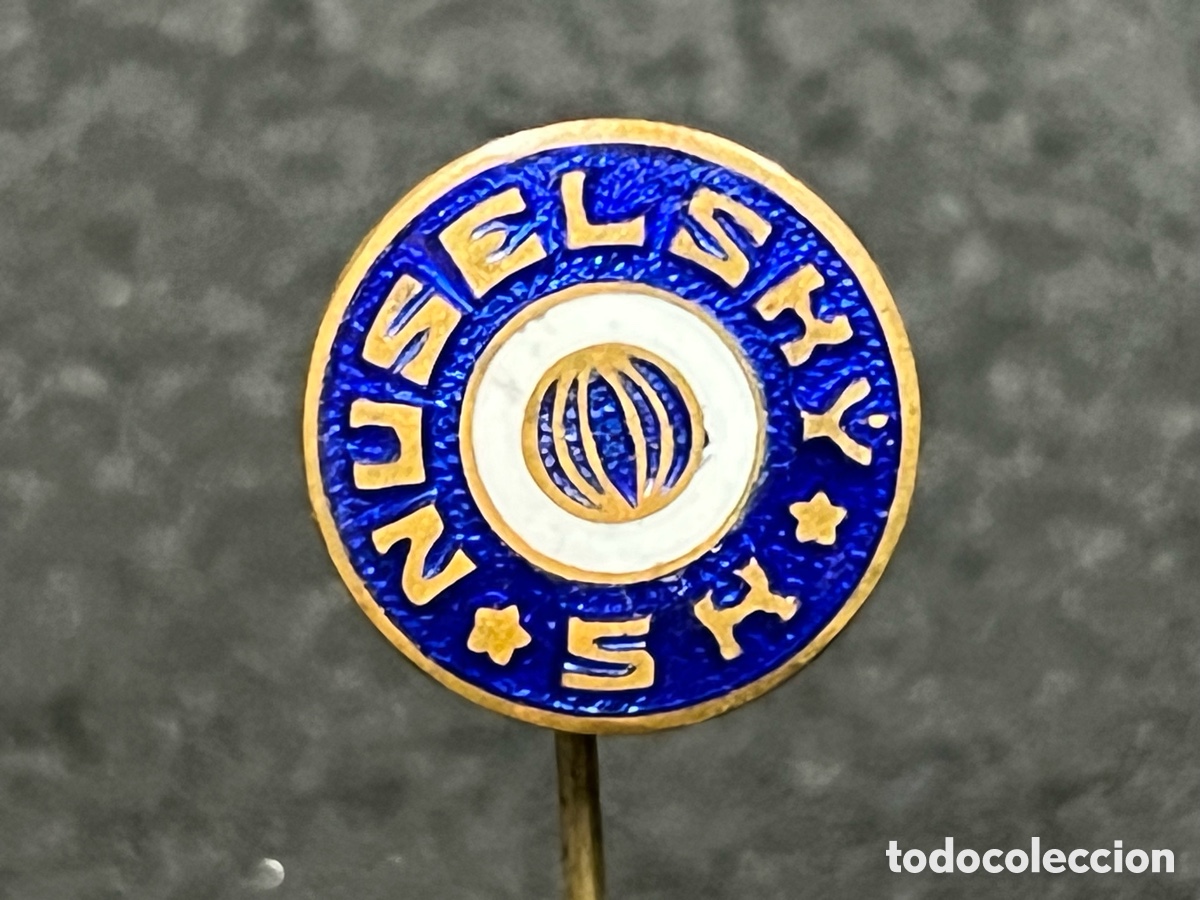 Coleccionismo deportivo: ANTIGUO PIN INSIGNIA AGUJA FUTBOL CHECOSLOVAQUIA NUSELSKY S.K. 1909 ESMALTADA.