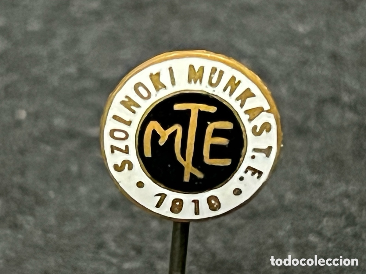 Coleccionismo deportivo: INSIGNIA AGUJA PIN H&Uacute;NGARO SZOLNOKI MUNKAS TE 1919 CLUB DEPORTIVO TRABAJADORES HUNGR&Iacute;A RARA FUTBOL