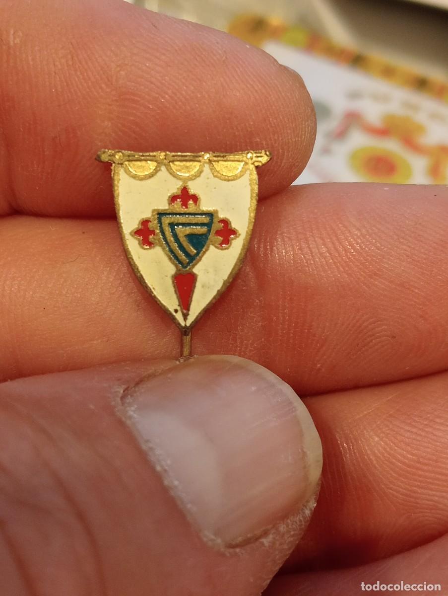 Coleccionismo deportivo: INSIGNIA DE FUTBOL CELTA DE VIGO MOTIVO BANDERIN PINS ALFILER ANTIGUO