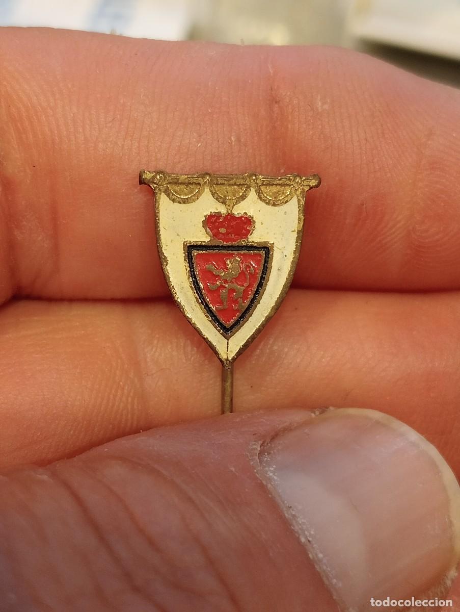 Coleccionismo deportivo: INSIGNIA DE FUTBOL REAL ZARAGOZA MOTIVO BANDERIN PINS ALFILER ANTIGUO