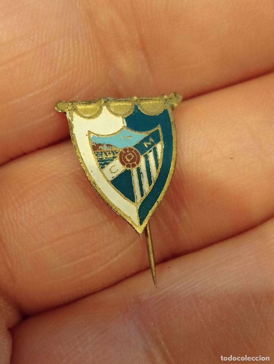 Coleccionismo deportivo: INSIGNIA DE FUTBOL MALAGA MOTIVO BANDERIN PINS ALFILER ANTIGUO