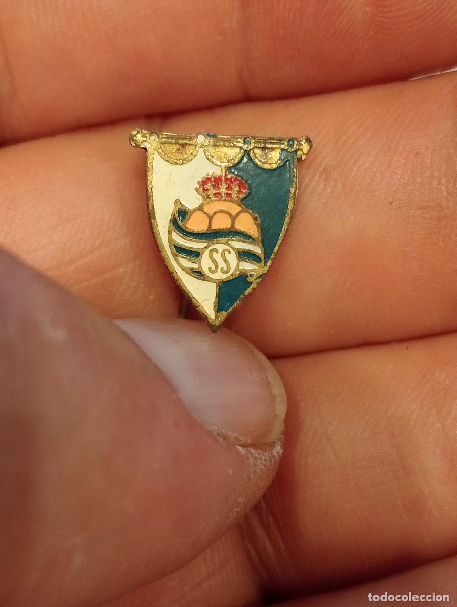 Coleccionismo deportivo: INSIGNIA DE FUTBOL REAL SOCIEDAD DE SAN SEBASTI&Aacute;N MOTIVO BANDERIN PINS ALFILER ANTIGUO