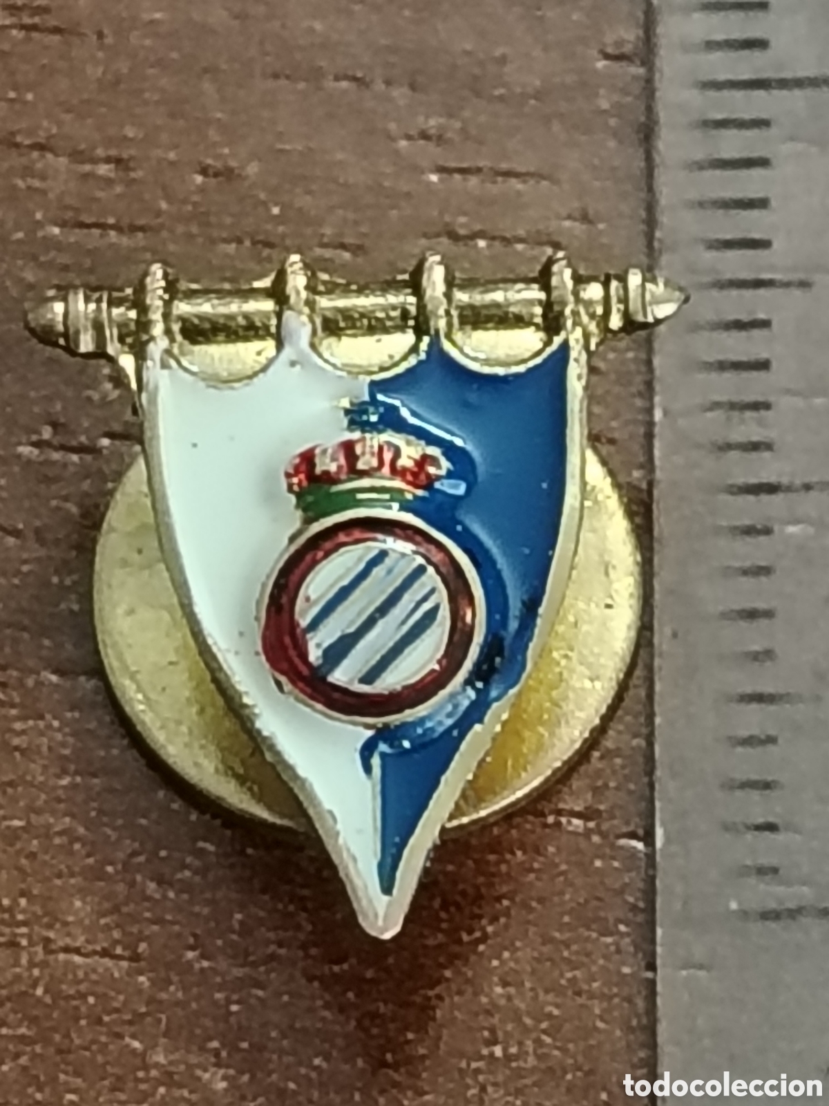Coleccionismo deportivo: Insignia en forma de bander&iacute;n del Real Club Deportivo Espa&ntilde;ol de Barcelona