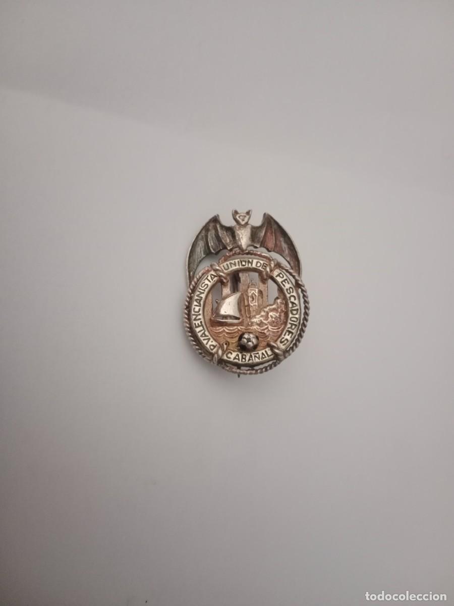 Coleccionismo deportivo: PIN INSIGNIA PE&Ntilde;A VALENCIANISTA UNION DE PESCADORES CABA&Ntilde;AL - VALENCIA CF - PLATA