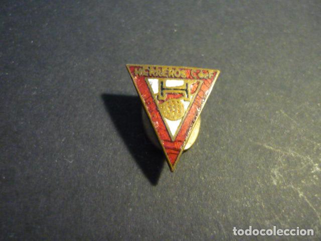 Collezionismo sportivo: PIN OJAL INSIGNIA HERREROS CLUB DE FUTBOL MADRID CARABANCHEL
