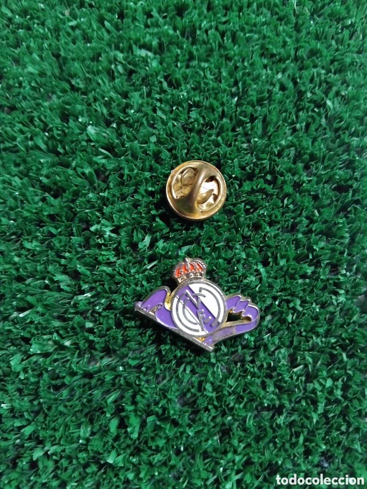 Coleccionismo deportivo: pin oficial vintage del Real Madrid C.F.