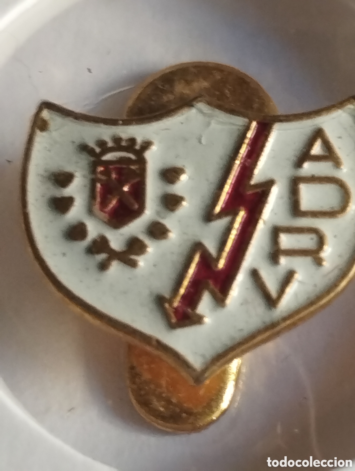 Coleccionismo deportivo: Pin de solapa ADRV Rayo Vallecano