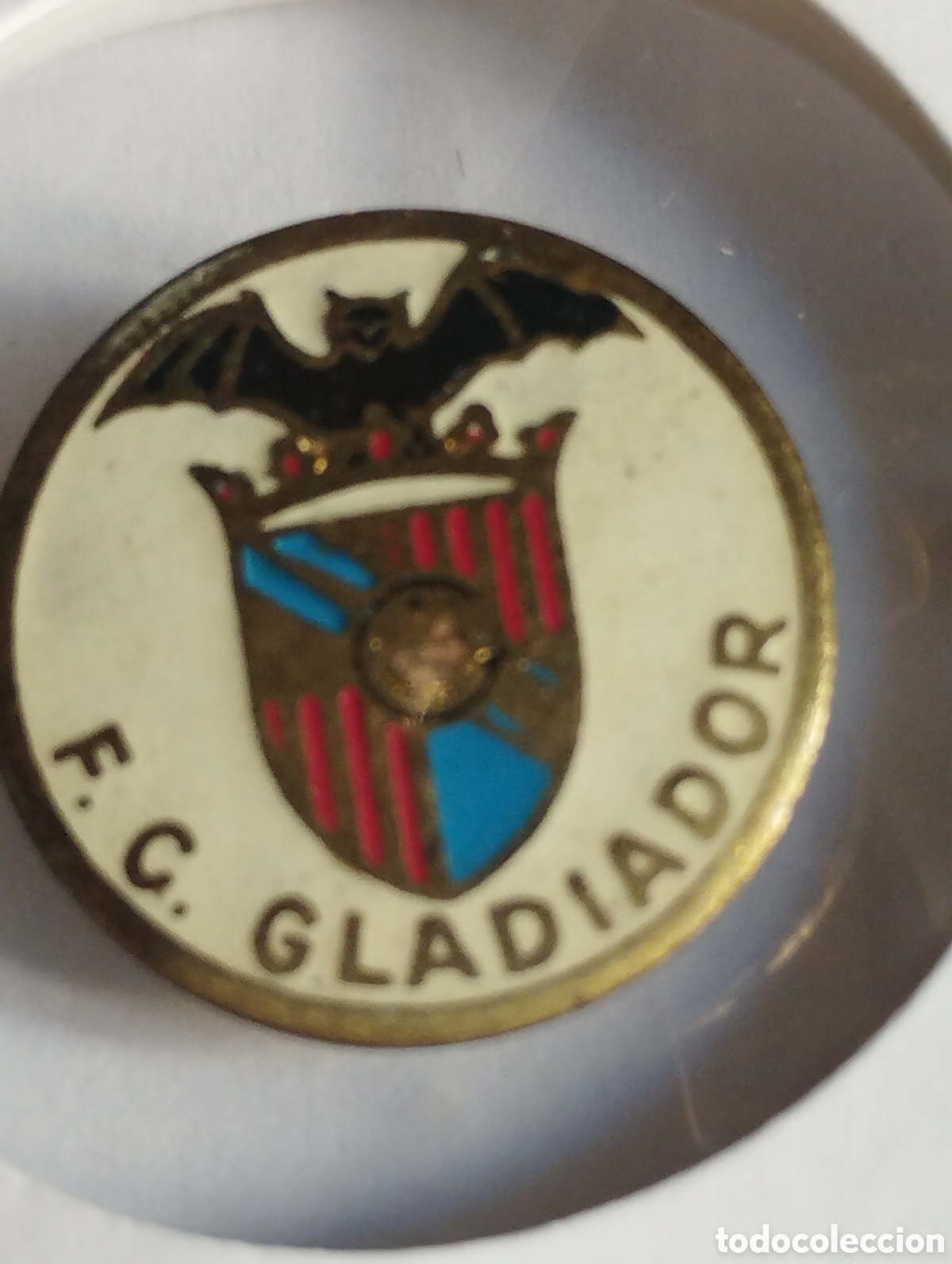 Coleccionismo deportivo: Pin de solapa F.C.Gladiador