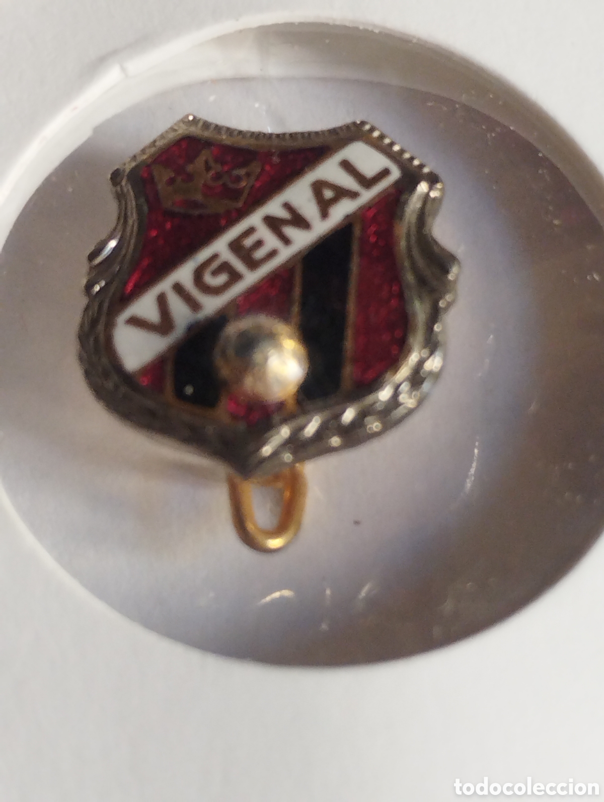 Coleccionismo deportivo: Aguja de solapa de futbol Vigenal