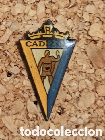 Coleccionismo deportivo: PIN ESCUDO CADIZ CLUB DE FUTBOL ESMALTADO