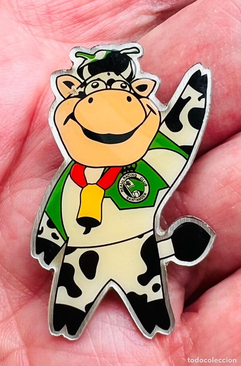 Coleccionismo deportivo: Pin de la vaca Tula - Mascota del Racing Club de Santander - F&uacute;tbol