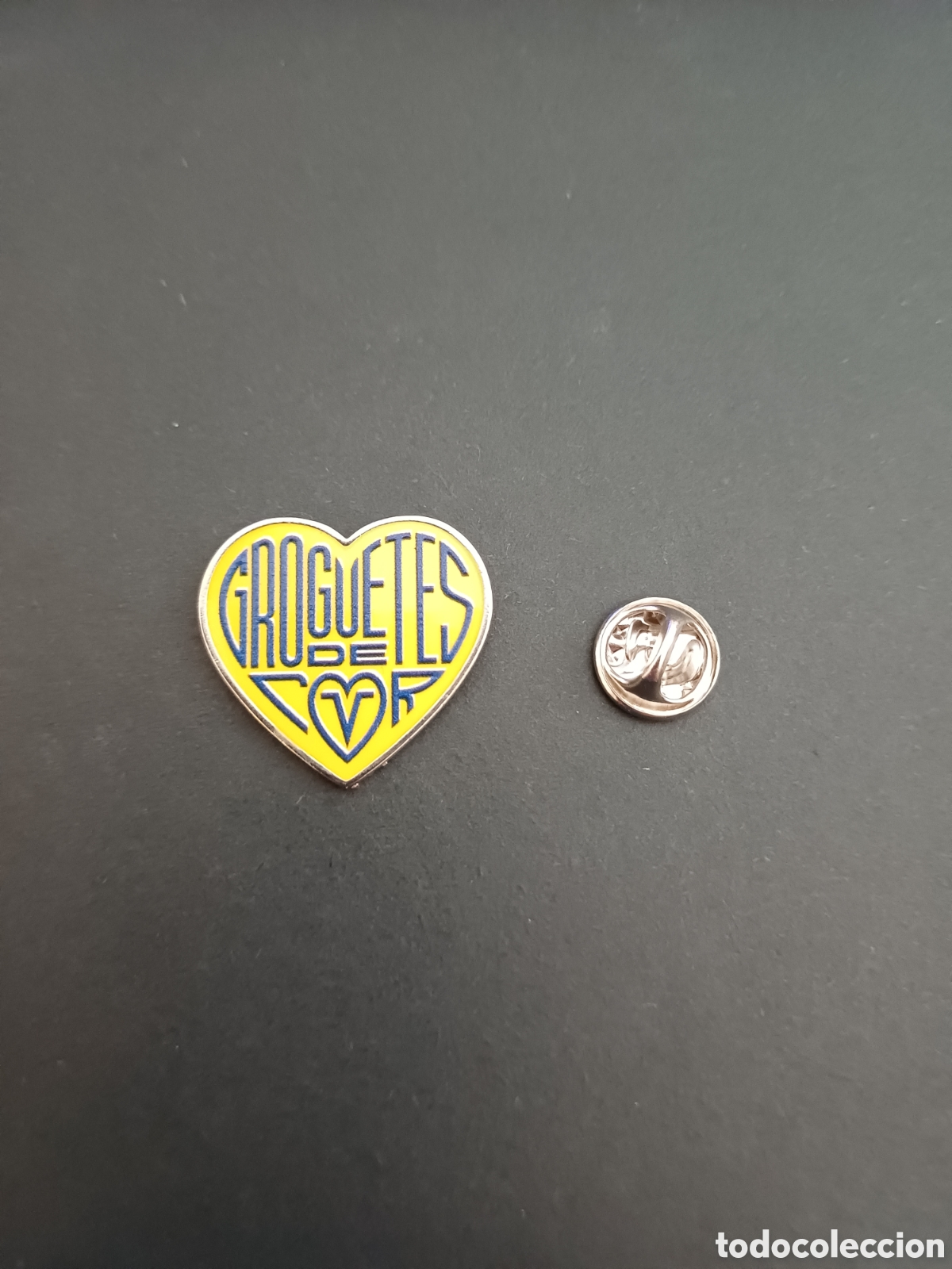 Sports collectibles: Insignia / Pin OFICIAL del Villarreal CF (Groguetes de cor) - Vila-real (Castell&oacute;n)