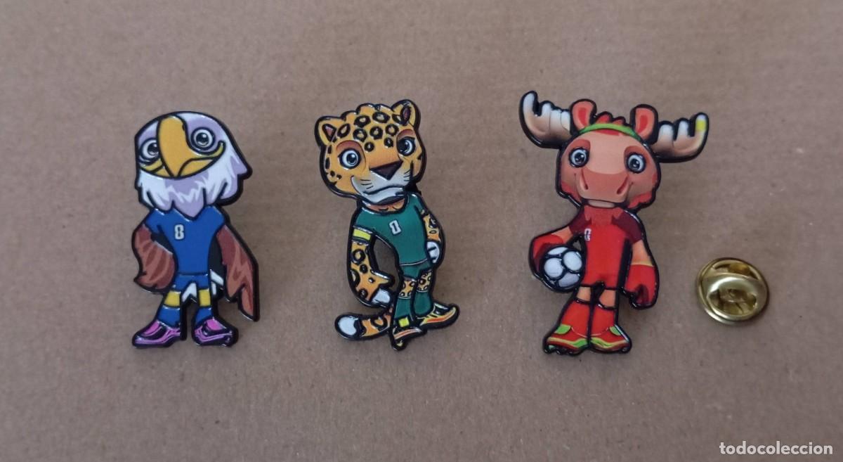 Coleccionismo deportivo: -LOTE PINS DE FUTBOL MASCOTAS MUNDIAL FUTBOL 2026 Maple Zayu y Clutch . WORLD CUP