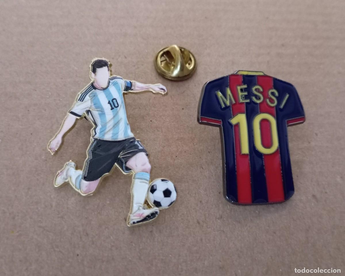 Coleccionismo deportivo: -LOTE DE 2 PINS DE FUTBOL DE LEO MESSI ARGENTINA Y BARCELONA