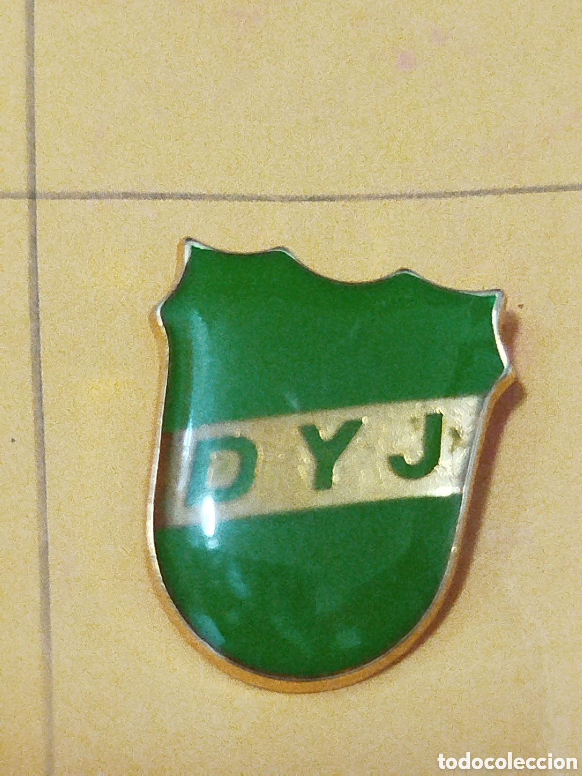 Coleccionismo deportivo: INSIGNIA DE FUTBOL C SOCIAL.DEFENSA Y JUSTICIA . ARGENTINA