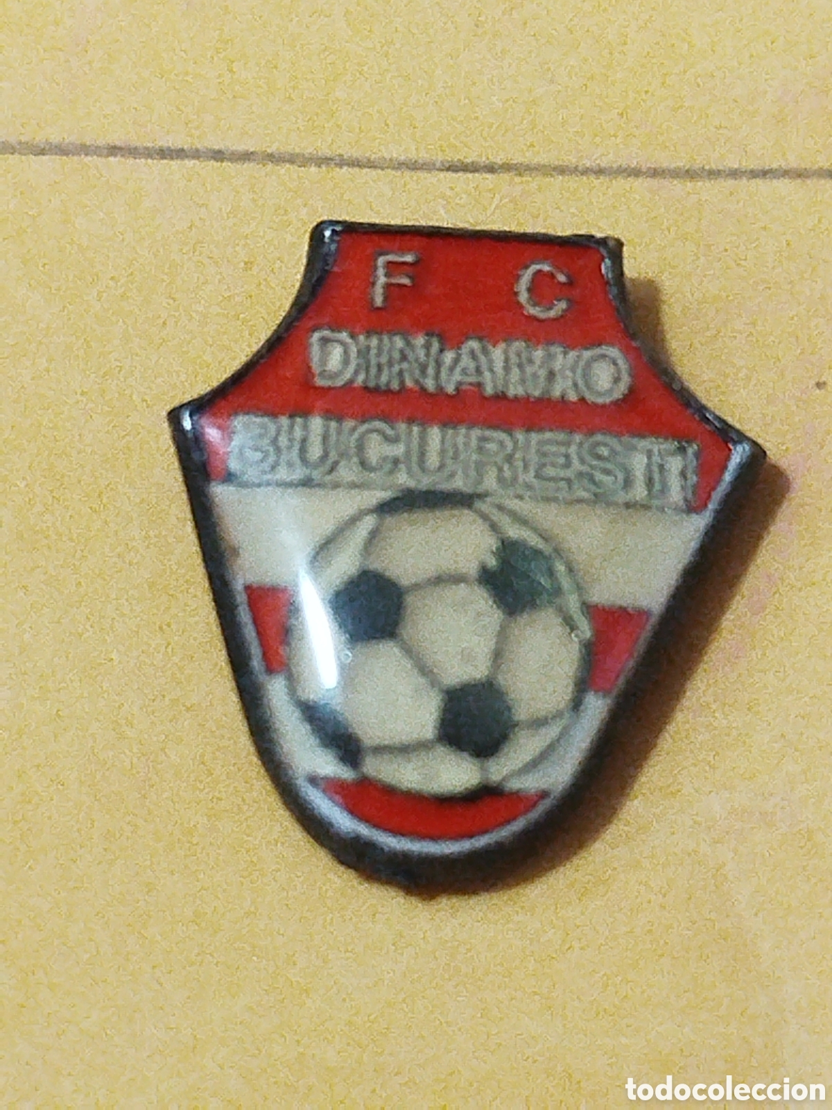 Coleccionismo deportivo: INSIGNIA DE FUTBOL FC DINAMO DE BUCARESTI RUMANIA