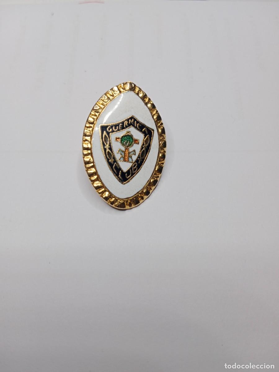 Coleccionismo deportivo: RARA Y ANTIGUA INSIGNIA EN CERAMICA ESMALTADA - GUERNICA CLUB DE FUTBOL - 3 x 2 CM