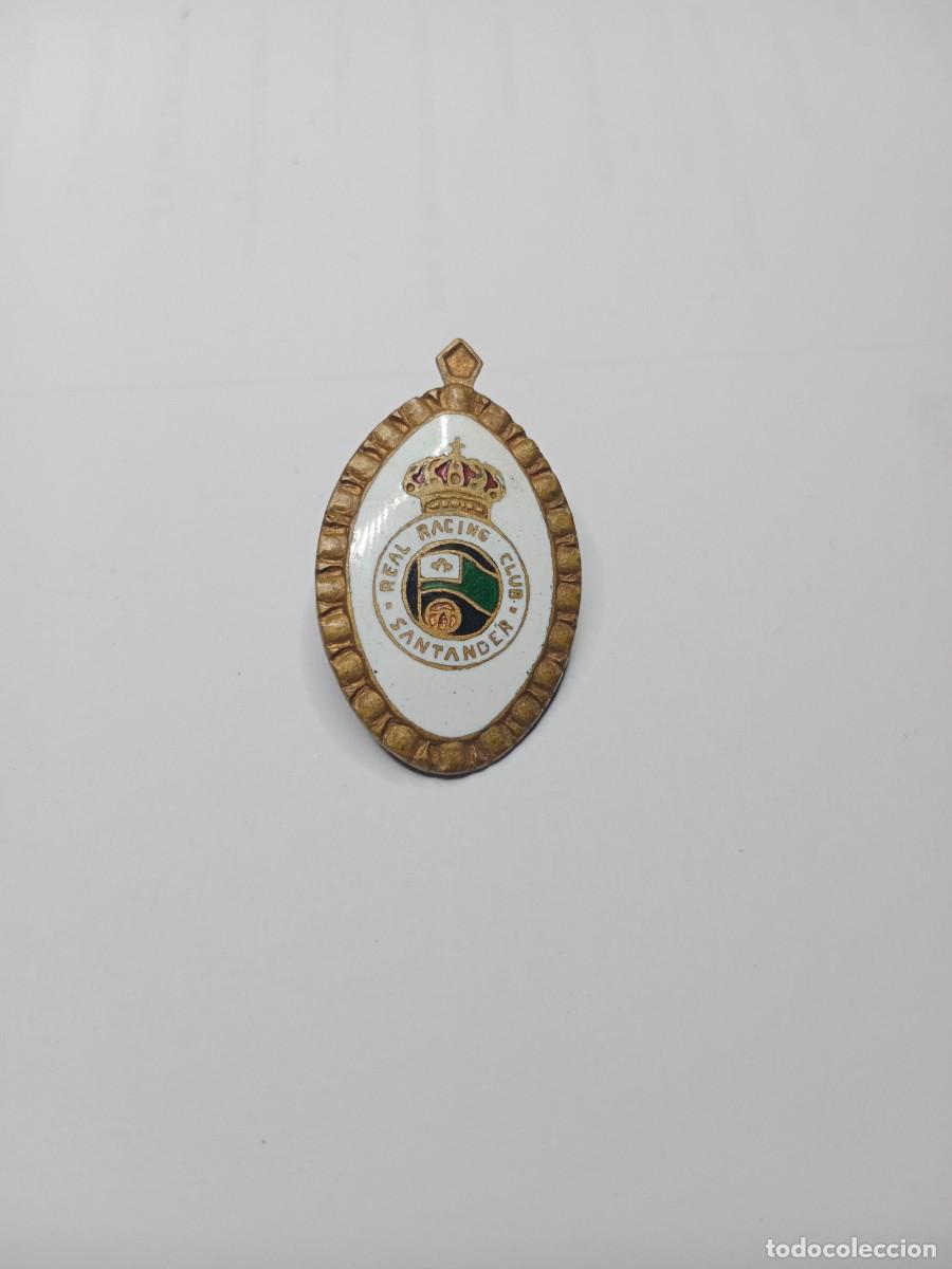 Coleccionismo deportivo: RARA Y ANTIGUA INSIGNIA EN CERAMICA ESMALTADA - REAL RACING CLUB DE SANTANDER - 3 x 2 CM