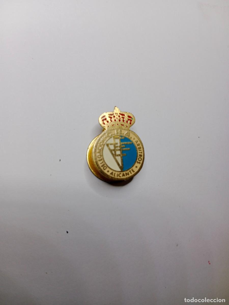 Coleccionismo deportivo: ANTIGUO PIN INSIGNIA DE OJAL - DELEGACION ALICANTE DEL CNA - COLEGIO NACIONAL DE ARBITROS DE FUTBOL
