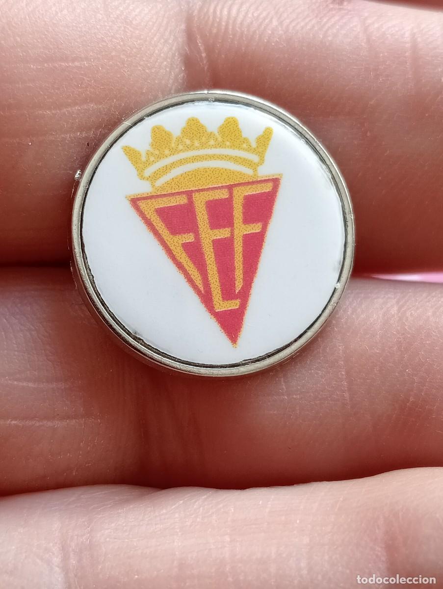 Coleccionismo deportivo: PINS F&Uacute;TBOL FEDERACI&Oacute;N EXTREME&Ntilde;A FUTBOL INSIGNIA ESCUDO