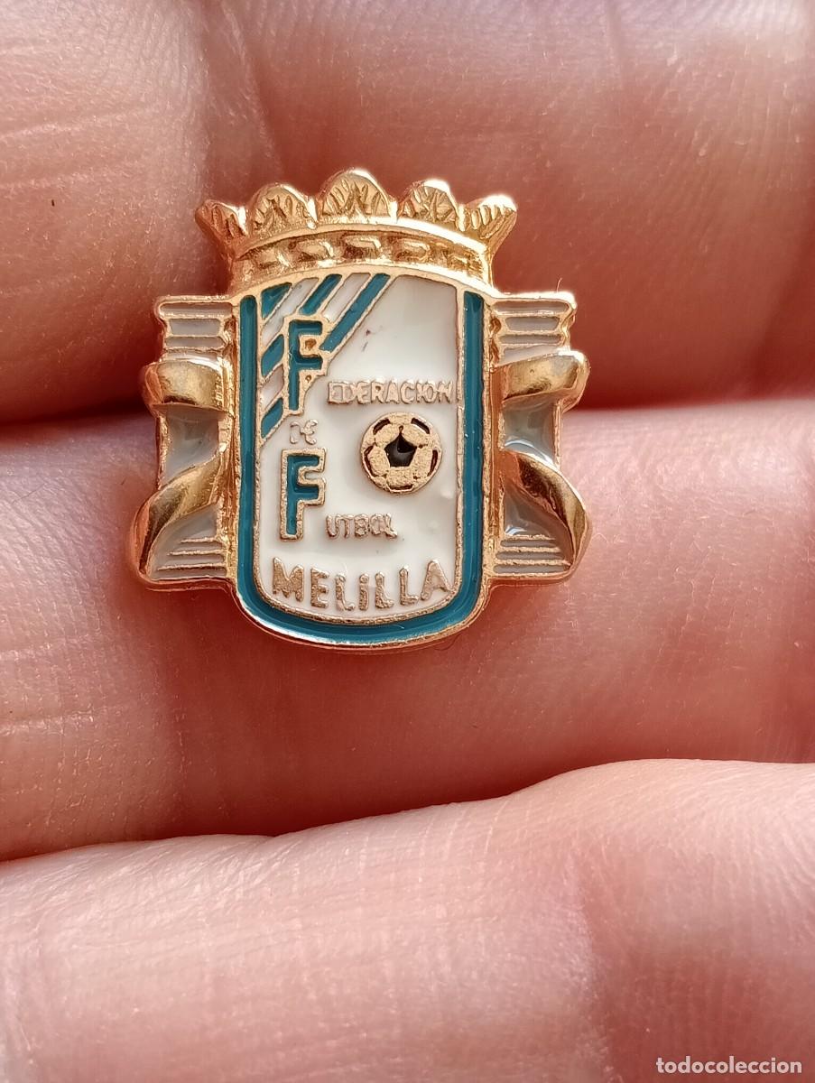 Coleccionismo deportivo: PINS F&Uacute;TBOL FEDERACI&Oacute;N FUTBOL MELILLA INSIGNIA ESCUDO