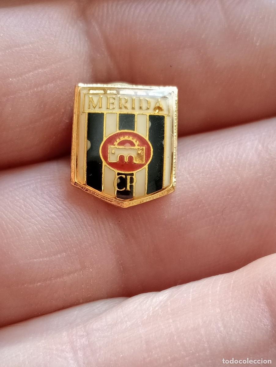 Coleccionismo deportivo: PINS F&Uacute;TBOL CLUB POLIDEPORTIVO MERIDA FEDERACI&Oacute;N EXTREME&Ntilde;A INSIGNIA ESCUDO