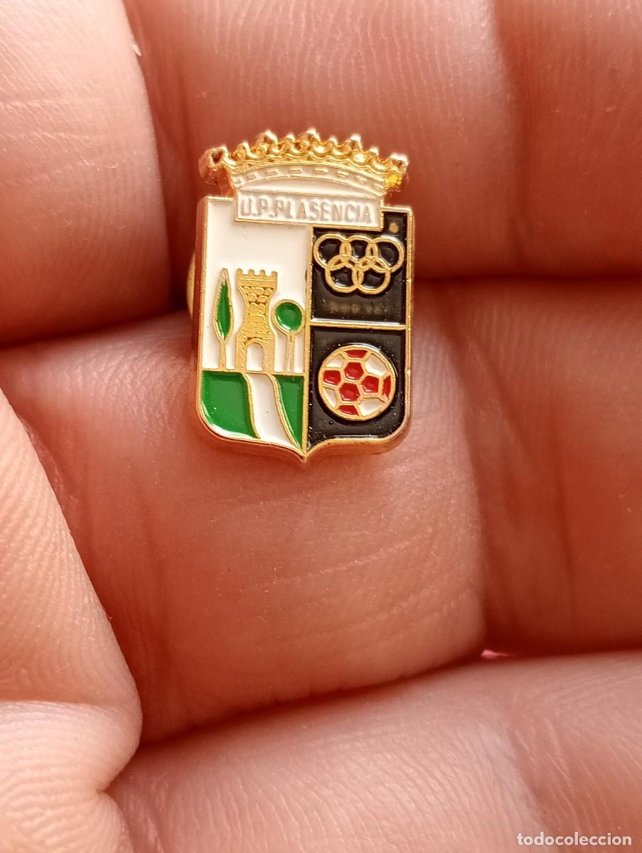 Coleccionismo deportivo: PINS F&Uacute;TBOL UNI&Oacute;N POLIDEPORTIVA PLASENCIA FEDERACI&Oacute;N EXTREME&Ntilde;A INSIGNIA ESCUDO