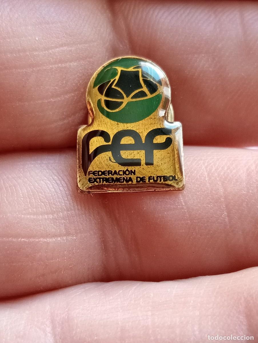 Coleccionismo deportivo: PINS F&Uacute;TBOL FEDERACI&Oacute;N EXTREME&Ntilde;A INSIGNIA ESCUDO