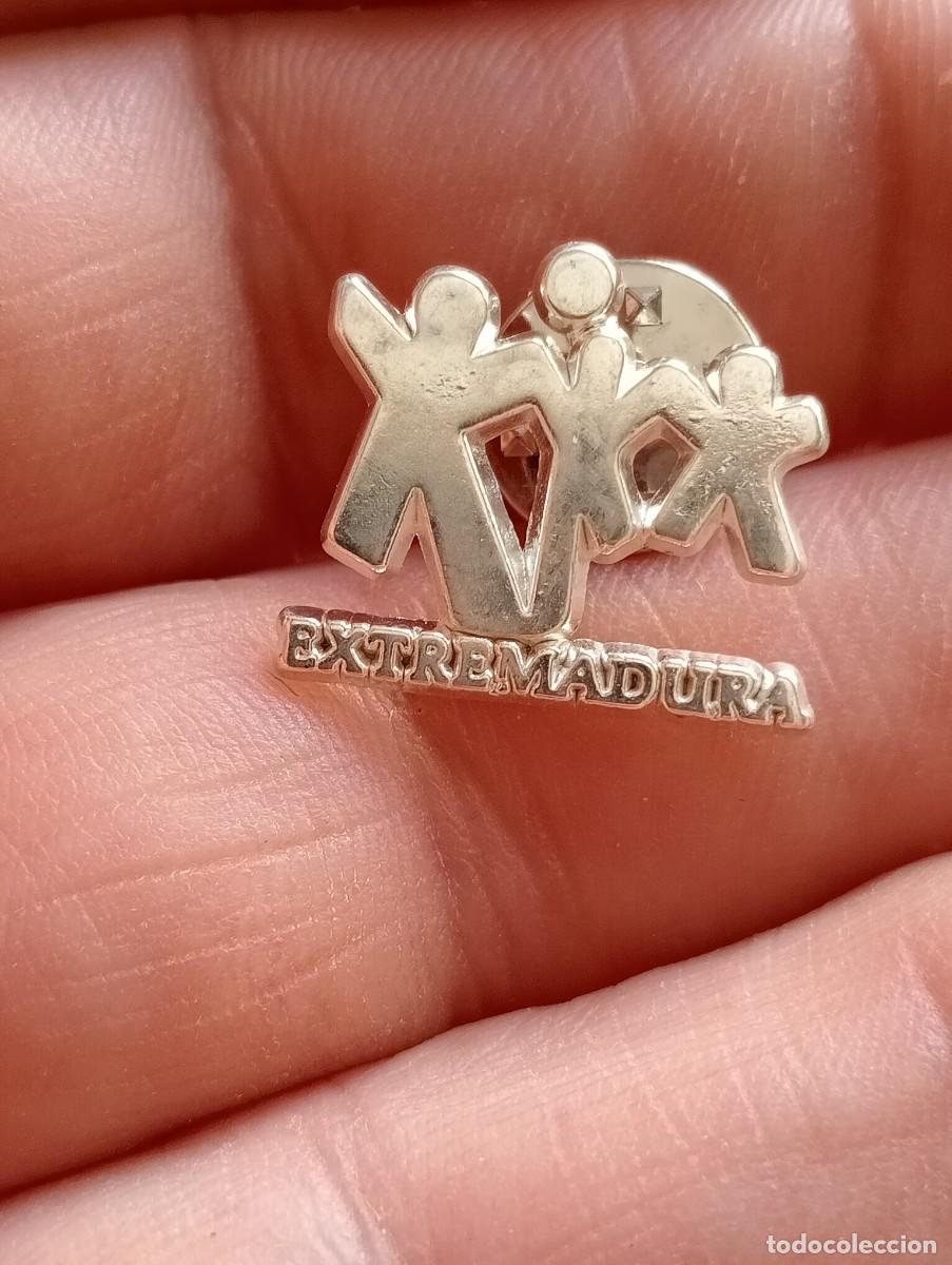 Coleccionismo deportivo: PINS F&Uacute;TBOL FEDERACI&Oacute;N EXTREME&Ntilde;A INSIGNIA ESCUDO