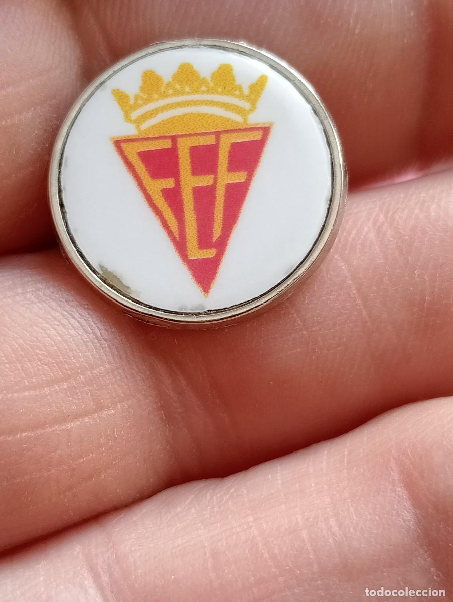 Coleccionismo deportivo: PINS F&Uacute;TBOL FEDERACI&Oacute;N EXTREME&Ntilde;A INSIGNIA ESCUDO