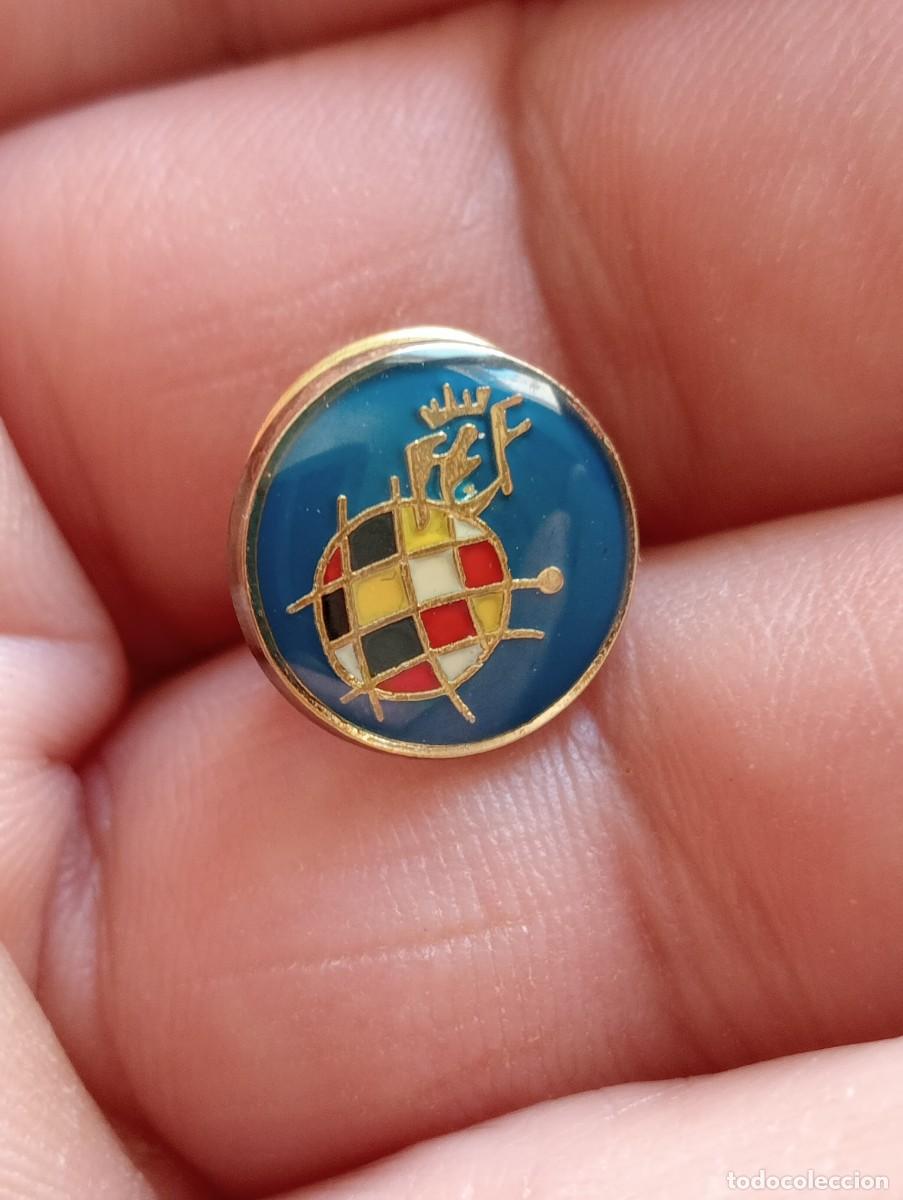 Coleccionismo deportivo: PINS F&Uacute;TBOL FEDERACI&Oacute;N ESPA&Ntilde;OLA INSIGNIA ESCUDO