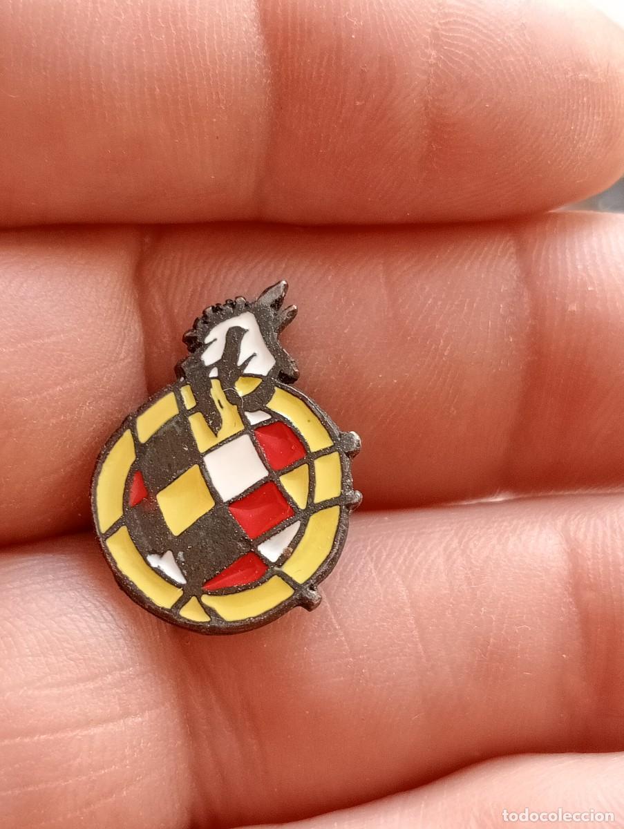 Coleccionismo deportivo: PINS F&Uacute;TBOL FEDERACI&Oacute;N ESPA&Ntilde;OLA INSIGNIA ESCUDO