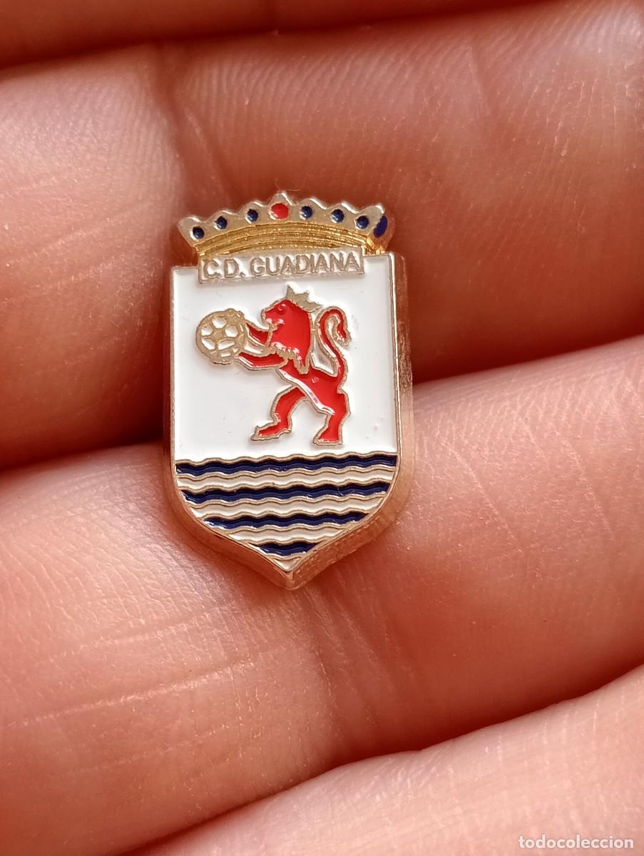 Coleccionismo deportivo: PINS F&Uacute;TBOL CD GUADIANA BADAJOZ FEDERACI&Oacute;N EXTREMADURA INSIGNIA ESCUDO
