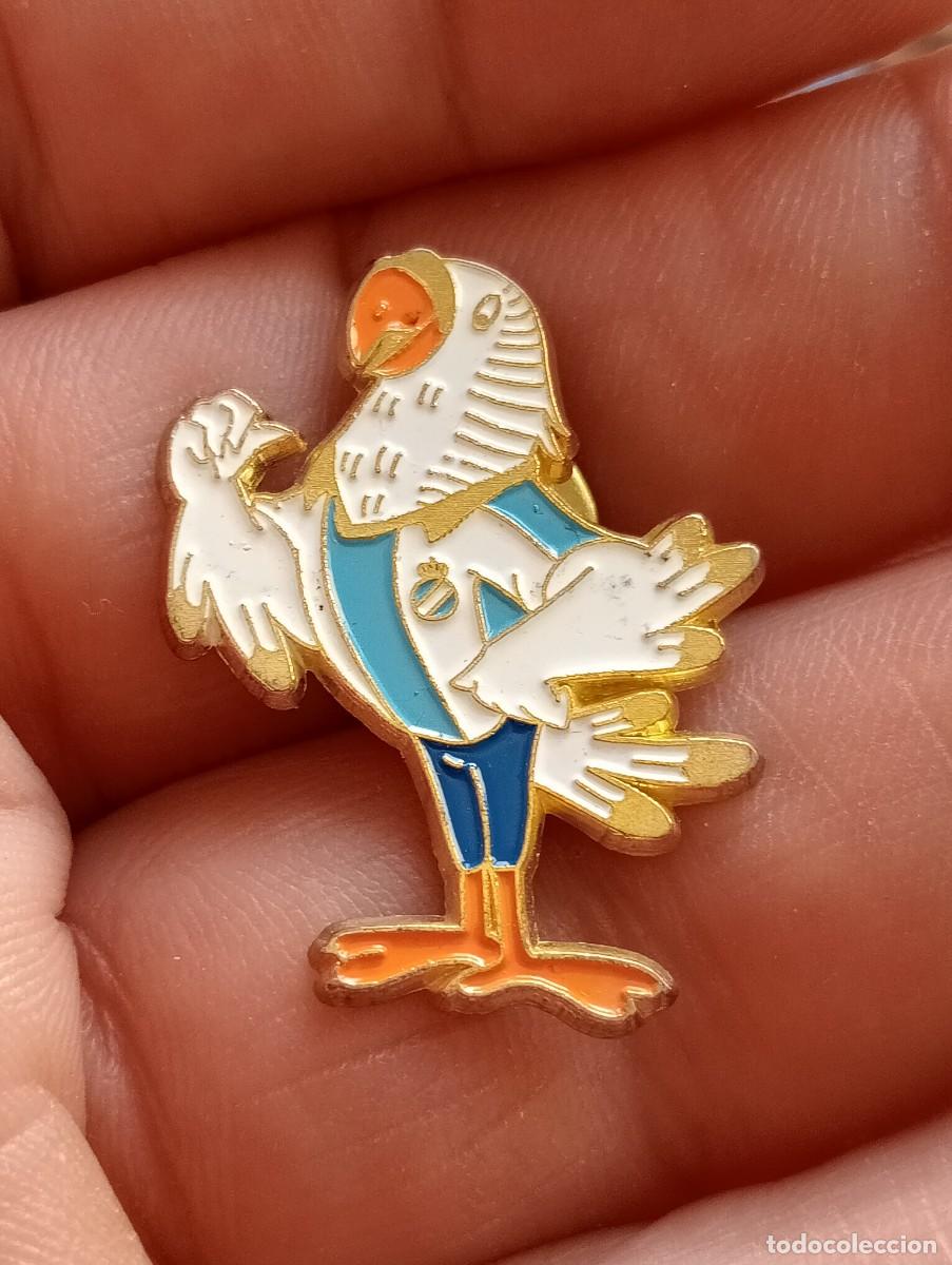 Coleccionismo deportivo: PINS F&Uacute;TBOL REAL CLUB DEPORTIVO ESPA&Ntilde;OL PERIQUITO CON BANDERA MASCOTA INSIGNIA ESCUDO