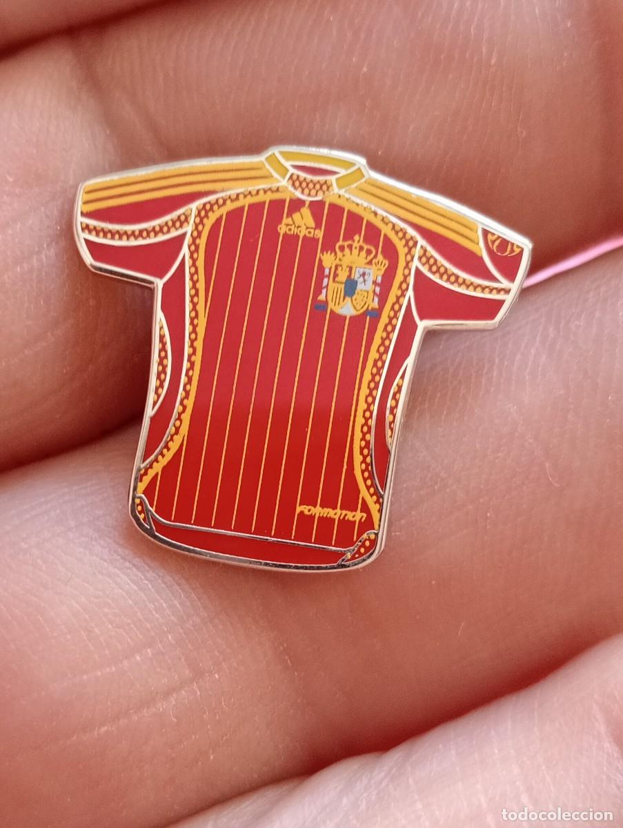 Coleccionismo deportivo: PINS F&Uacute;TBOL CAMISETA SELECCI&Oacute;N ESPA&Ntilde;OLA INSIGNIA ESCUDO