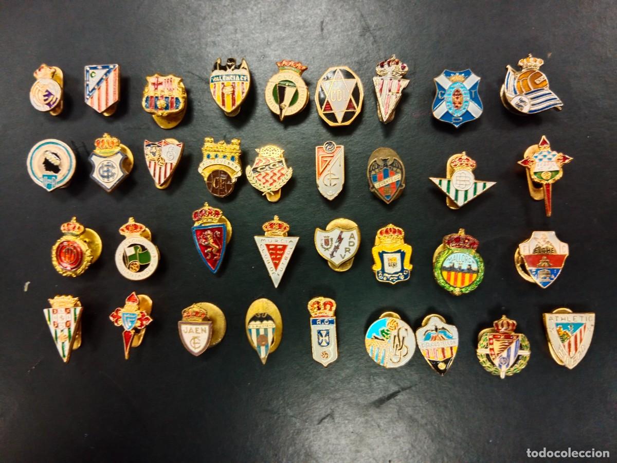 Coleccionismo deportivo: RARO LOTE DE 35 ANTIGUOS PINS A&Ntilde;OS 50/60 - ESCUDOS EQUIPOS DE FUTBOL CLASICOS DE LIGA ESPA&Ntilde;OLA