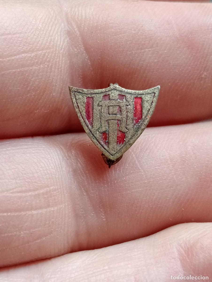 Coleccionismo deportivo: ANTIGUA INSIGNIA F&Uacute;TBOL ADRIANENSE SANT ADRI&Aacute; DEL BESOS CATALUNYA PINS ALFILER
