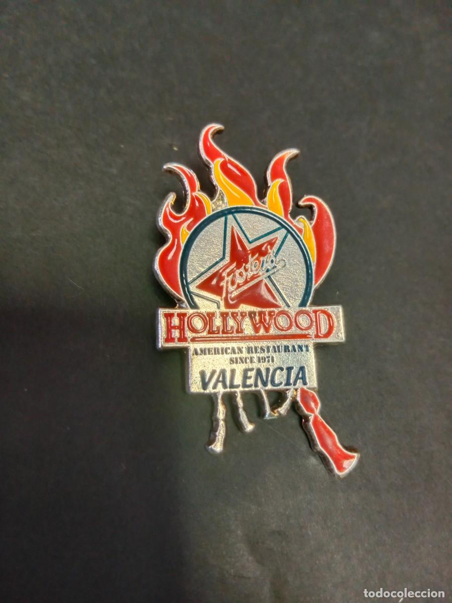 Coleccionismo deportivo: RARO PIN FOSTER&acute;S HOLLYWOOD AMERICAN RESTAURANT CON LAS FALLAS DE VALENCIA - GRAN TAMA&Ntilde;O