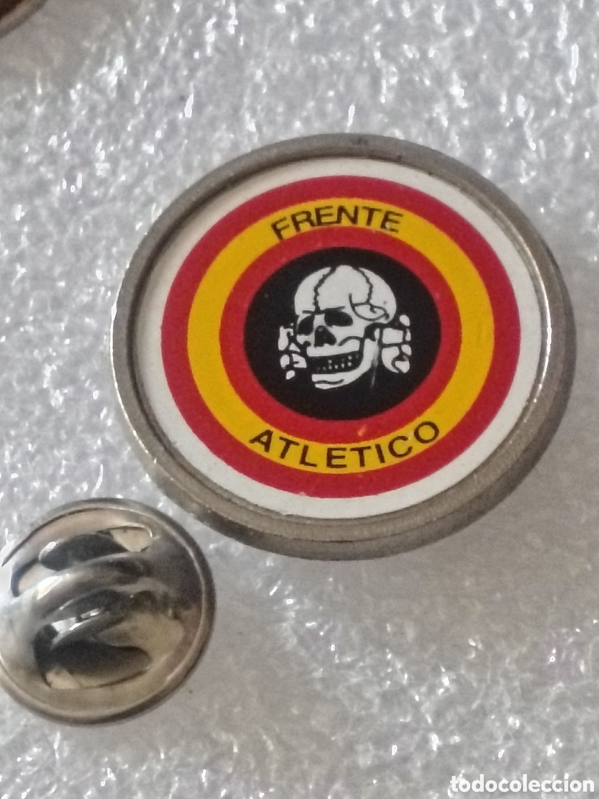 Coleccionismo deportivo: PIN F&Uacute;TBOL, FRENTE ATL&Eacute;TICO, A&Ntilde;OS 80