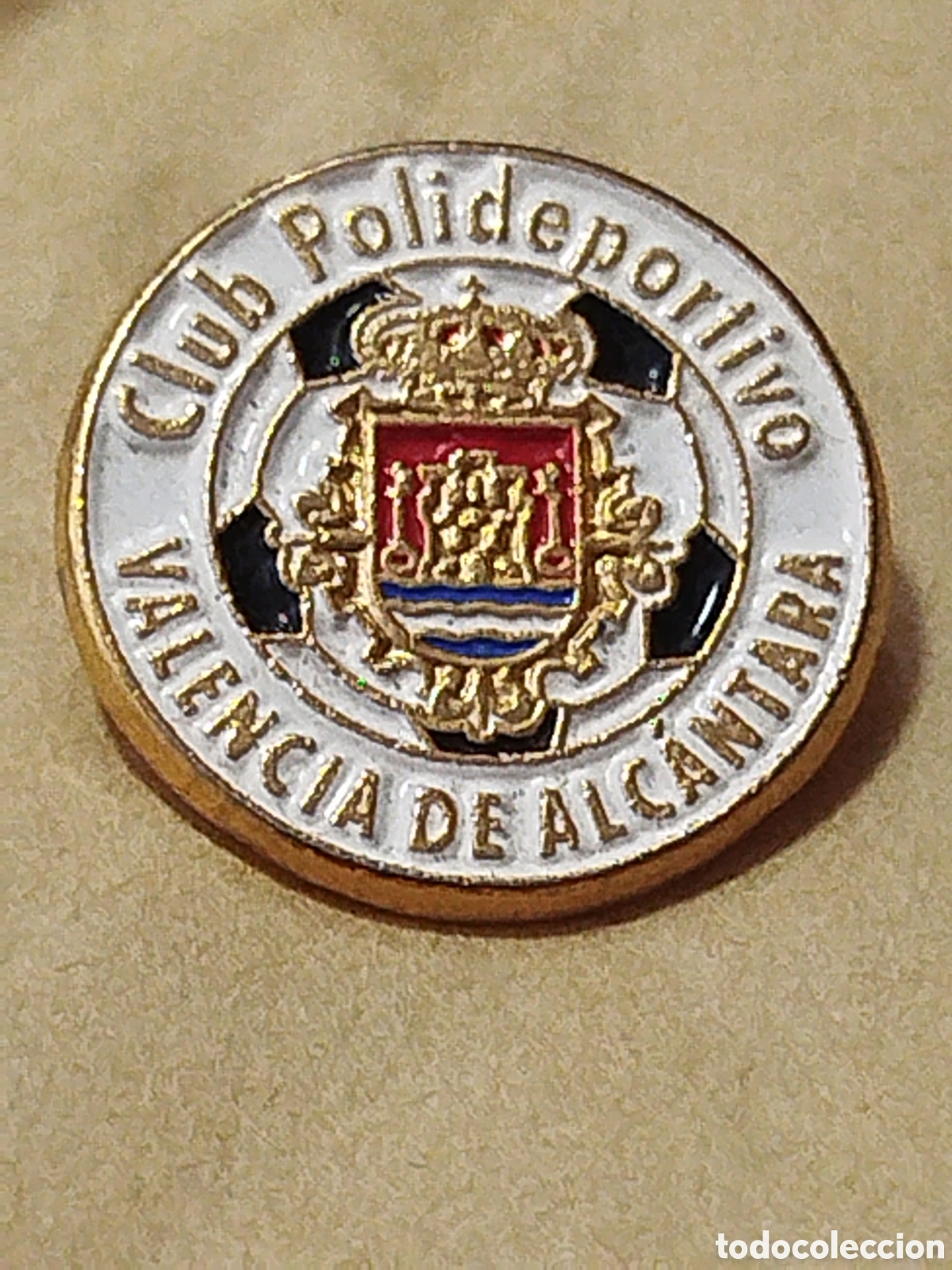 Coleccionismo deportivo: INSIGNIA DE FUTBOL C.P. VALENCIA DE ALC&Aacute;NTARA..CACERES