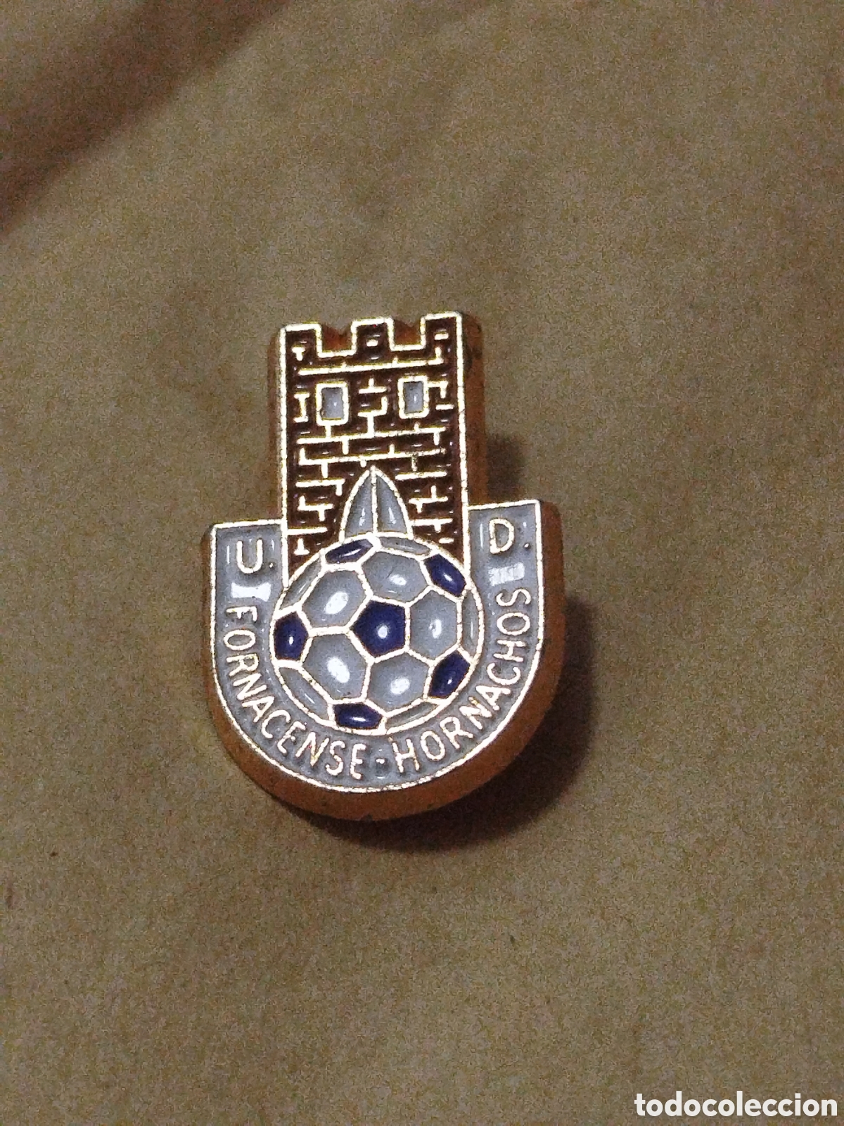 Coleccionismo deportivo: INSIGNIA DE FUTBOL UD FORNACENSE -HORNACHOS .BADAJOZ