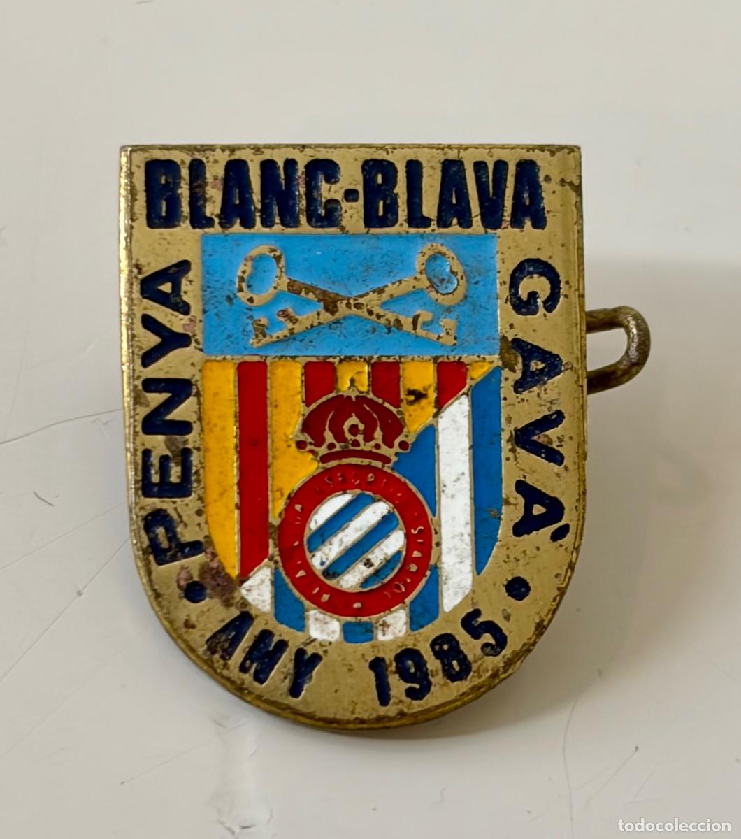 Coleccionismo deportivo: ANTIGUA INSIGNIA PE&Ntilde;A RCD ESPA&Ntilde;OL - PENYA BLANC BLAVA GAV&Agrave; 1985