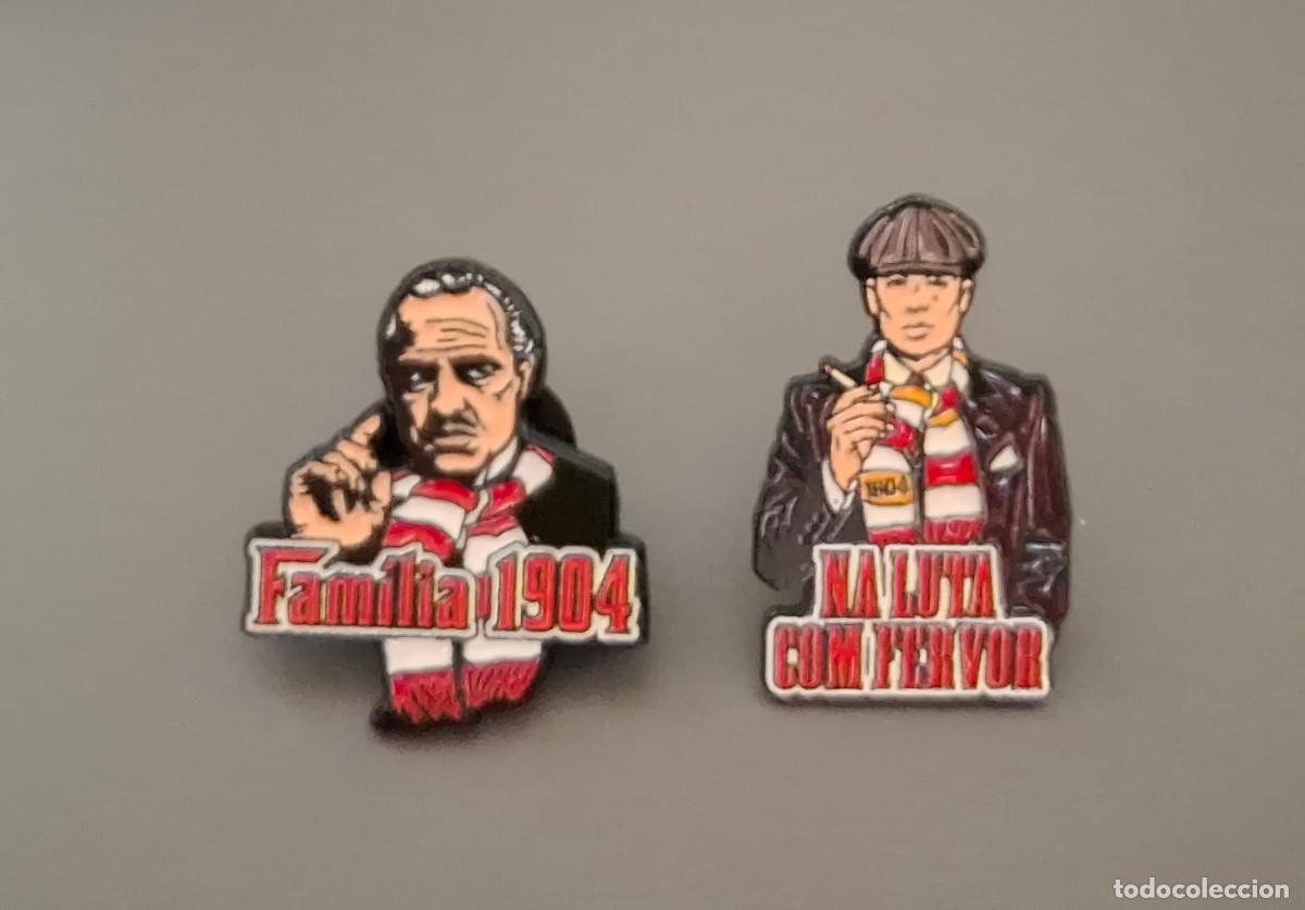 Coleccionismo deportivo: 2 PIN METAL BADGE FUTBOL ULTRAS PORTUGAL SLB SPORTING SPORTE LISBOA E BENFICA 1904 LA FAMILIA MAFIA