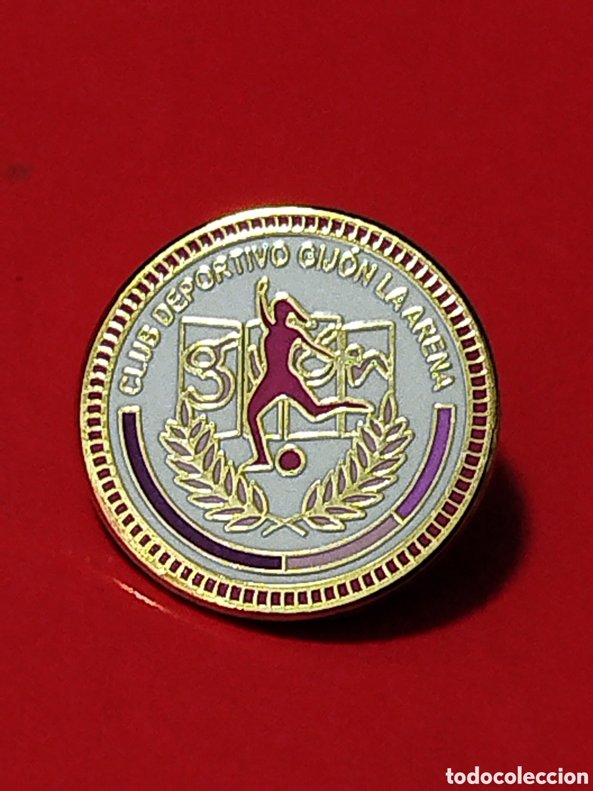 Coleccionismo deportivo: INSIGNIA DE FUTBOL C D GIJON LA ARENA GIJON . ASTURIAS