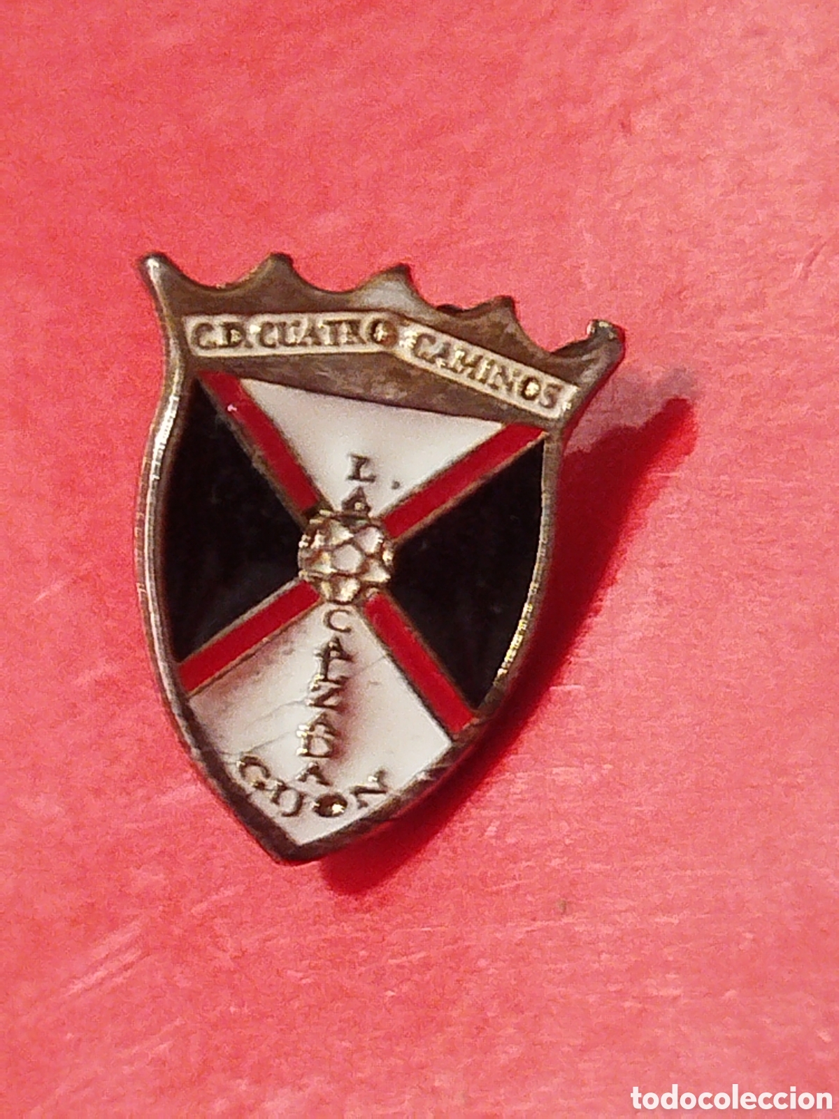Coleccionismo deportivo: INSIGNIA DE FUTBOL CD CUATRO CAMINOS LA CALZADA GIJON