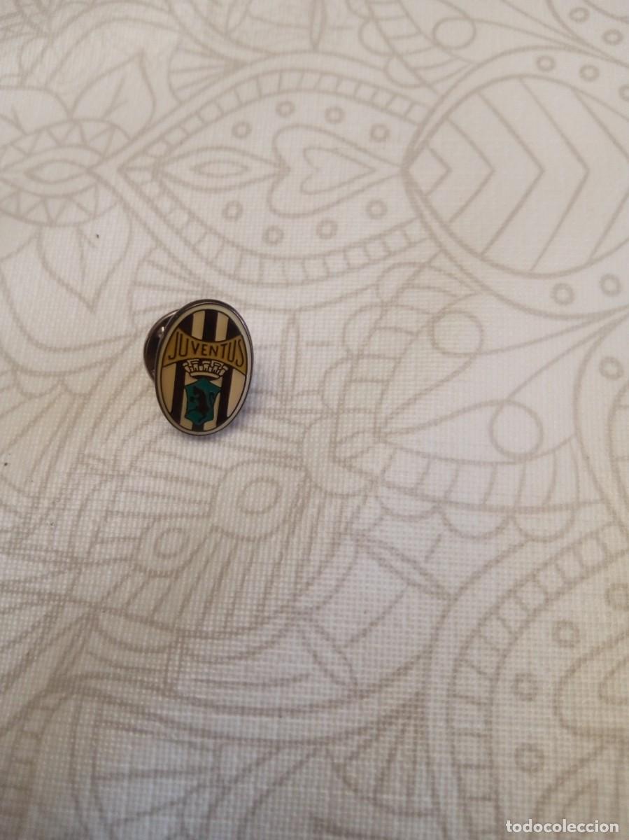 Coleccionismo deportivo: Insignia del equipo de f&uacute;tbol Juventus de Tur&iacute;n.