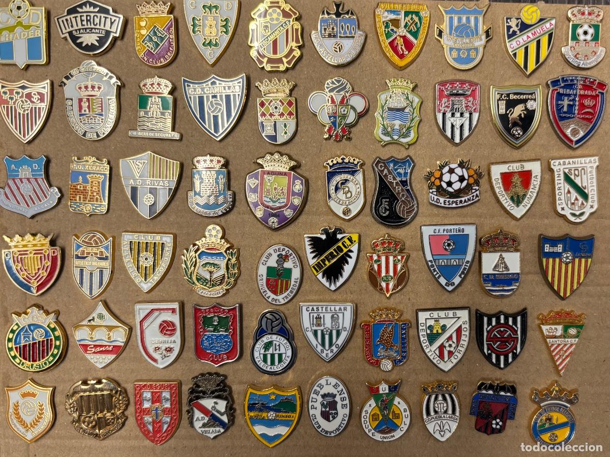 Coleccionismo deportivo: Lote 60 pins futbol Espa&ntilde;a 11